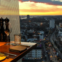 Ausblick auf die Reeperbahn aus dem Clouds restaurant im 23 Stockwerk mit Sonnenuntergang im Hintergrund.
